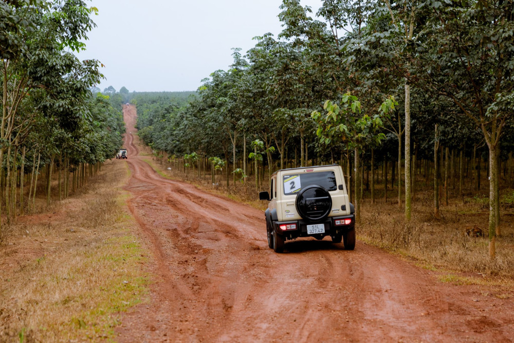 Tại đây, những giới hạn mới được mở ra cho chủ nhân Jimny tự mình khai phá và chiến đấu cùng nhau, cả về năng lực  kiểm soát, độ tin cậy, lẫn tính an toàn.