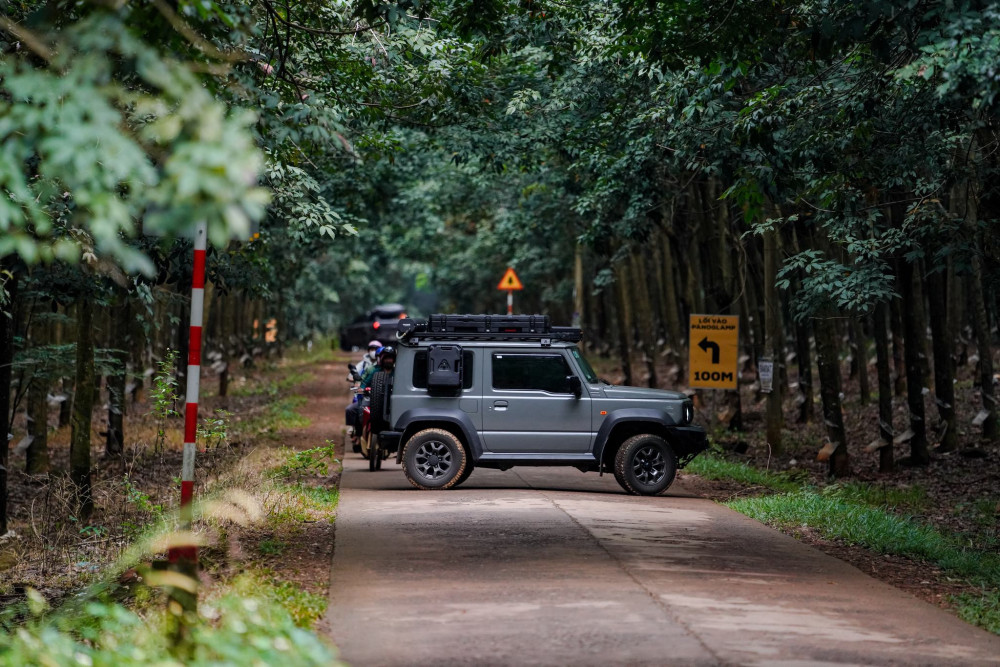 Nếu những trải nghiệm trên mặt đường nhựa thông thường chưa cho thấy được phẩm chất và giá trị cốt lõi bên trong chiếc xe, hoạt động rally lần này đã giúp Suzuki Jimny thể hiện những tố chất tuyệt vời từ hệ thống khung gầm.