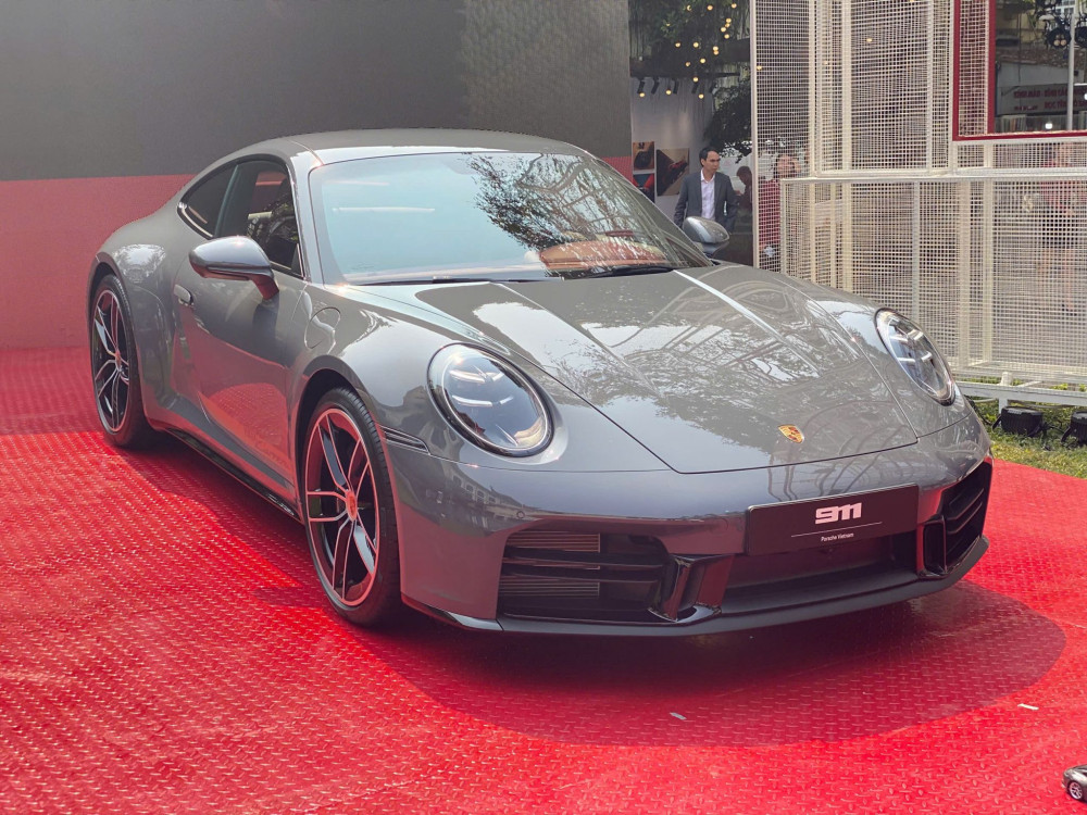 Cụm đèn trước Matrix LED mới với bốn điểm đặc trưng giúp phân biệt với phiên bản tiền nhiệm 992.1.