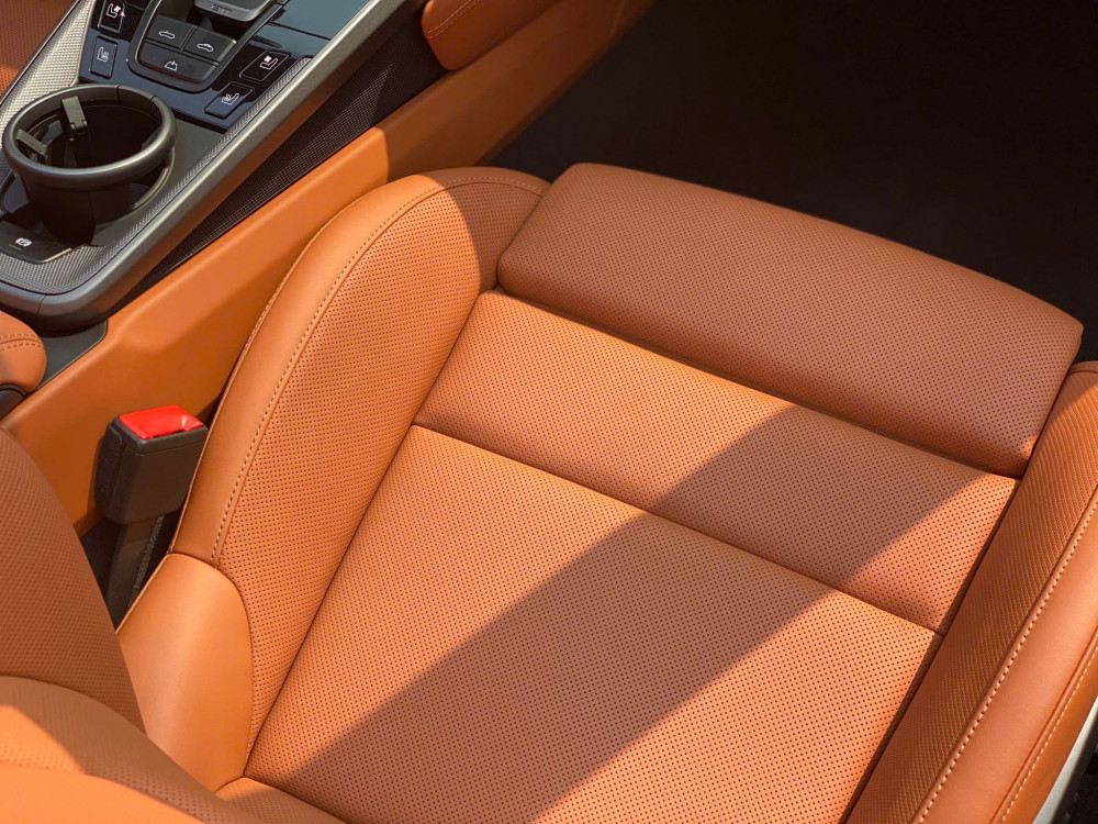 Về ghế ngồi, khách hàng có thể lựa chọn giữa ba loại: Sport, Sport Plus chỉnh điện 14 hướng hoặc Adaptive Sports Plus chỉnh điện 18 hướng, với nhiều chất liệu da và màu sắc khác nhau.