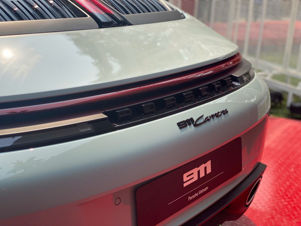 Nhờ đó, xe có thể tăng tốc từ 0-100 km/h trong 4,1 giây, trước khi đạt vận tốc tối đa 294 km/h.