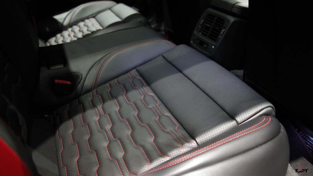 Nội thất có cảm giác rộng rãi và thể thao, đồng thời mọi thứ được thiết kế tối giản và vị trí ngồi thấp. Xe có điều hòa 3 vùng độc lập cùng cửa sổ trời toàn cảnh. Tại Việt Nam, Audi e-tron GT và RS e-tron GT cạnh tranh trực tiếp với Porsche Taycan. S