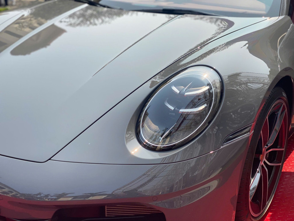 Trên phiên bản 911 Carrera T, thời gian tăng tốc từ 0-100 km/h là 4,5 giây, tốc độ tối đa đạt 295 km/h.