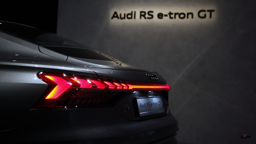 Trong khi đó, bản tiêu chuẩn cũng dùng hai mô-tơ điện, nhưng sức mạnh thấp hơn. Công suất 470 mã lực và mô-men xoắn 630 Nm, tăng tốc 0-100 km/h trong 4,1 giây. Tầm vận hành tối đa mỗi lần sạc đầy lại cao hơn bản RS, với 488 km.