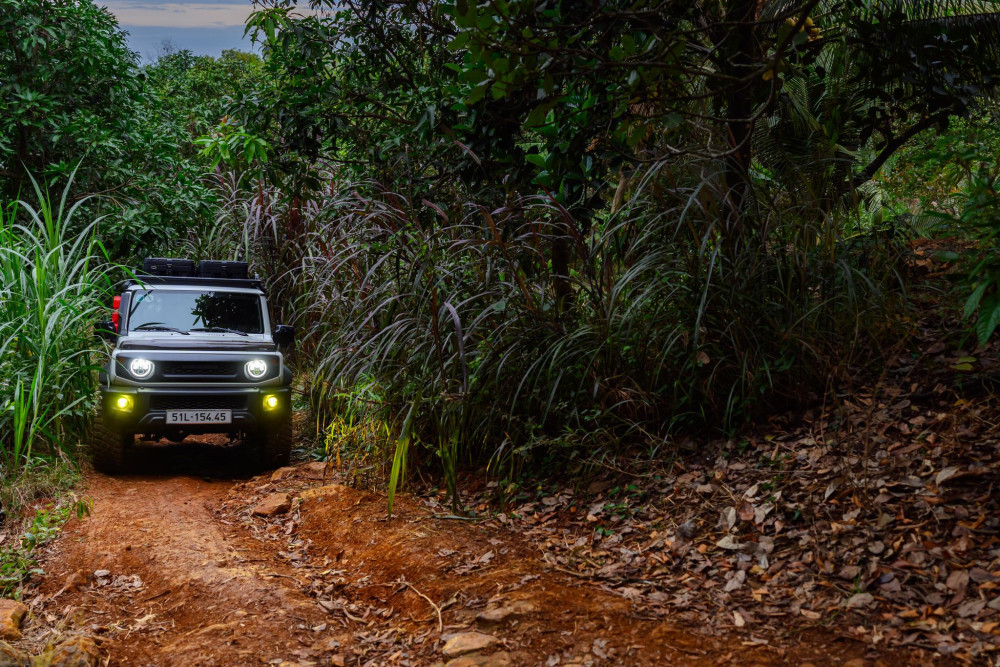 Với cự ly 29 km đường đất đỏ, đá lớn, đá dăm; phía sau mỗi ngã rẽ và cỏ dại chắn lối đều có nhiều hố sâu tự nhiên, sình lầy trơn trượt chờ đợi, thách thức độ bám bánh xe nhưng hệ dẫn động 4WD  ALLGRIP Pro giúp Jimny không bị trượt lái