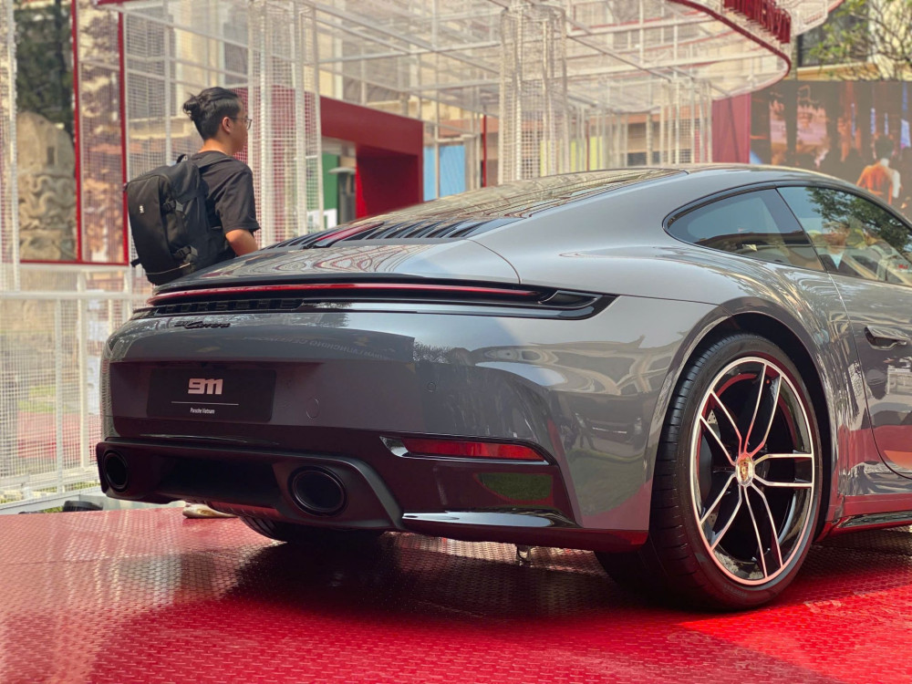 Ở phía sau, dải đèn hậu được thiết kế lại với ký tự "PORSCHE" tích hợp liền mạch, tạo điểm nhấn hiện đại và bề thế hơn.