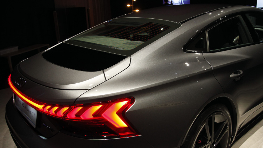 Tại các trạm sạc nhanh DC, xe có thể sạc lượng pin đủ chạy 100 km chỉ trong 5 phút. Sạc nhanh từ 5% tới 80% chưa tới 23 phút ở điều kiện lý tưởng. Vì là xe điện nên Audi e-tron GT có hai khoang hành lý. Phía trước có dung tích 81 lít, phía sau là 405