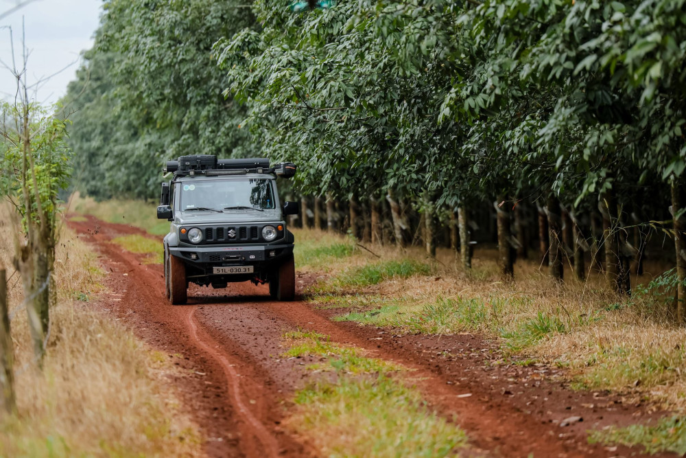 Trong suốt 29 km di chuyển liên tục ở địa hình xấu với tốc độ trung bình từ 60-90 km/giờ, chiếc Jimny vẫn cho thấy một độ bền vượt trội của khung gầm, thân vỏ, có thể cảm nhận rõ ràng trong lúc vận hành.