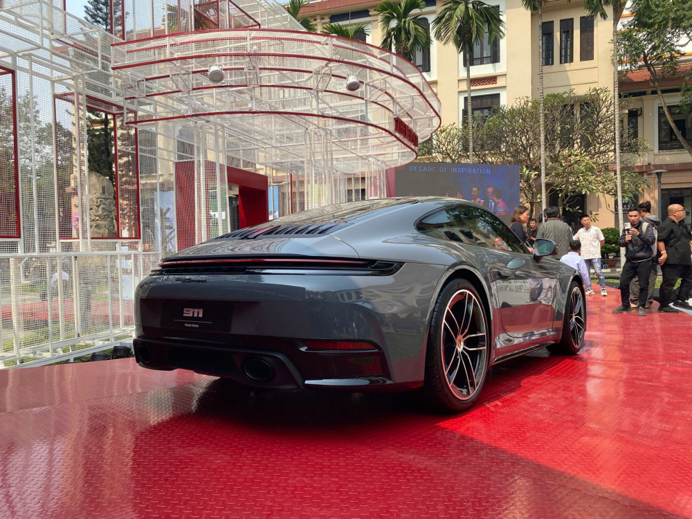 Lưới tản nhiệt sau cũng có sự thay đổi, kết hợp tinh tế với cửa sổ và cánh gió điều khiển điện.