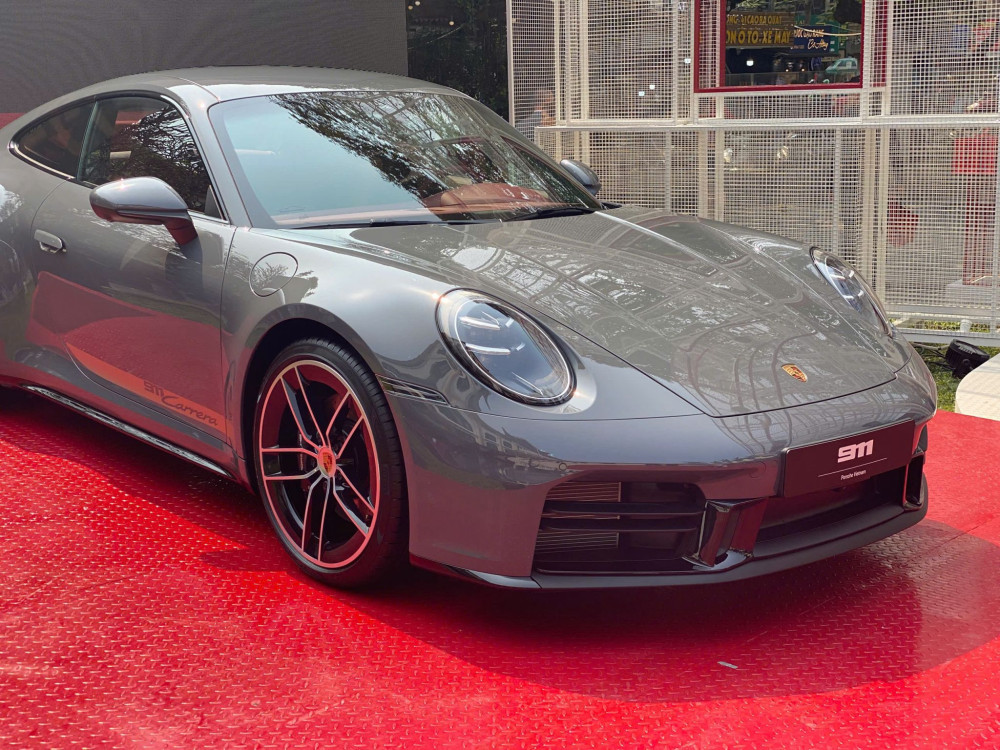 Hốc gió cản trước cũng được điều chỉnh nhẹ, đồng thời có thể nâng cấp với thiết kế Sport Design trong gói tùy chọn khí động học Aerokit.