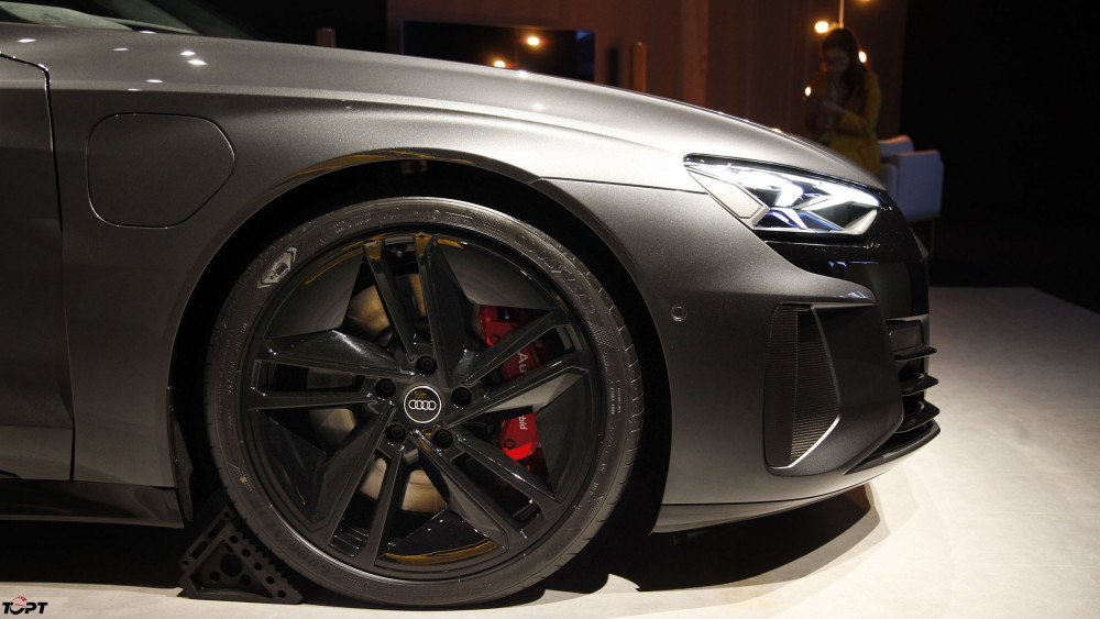 Dù thiết kế đậm chất Audi, nhưng kiểu dáng tổng thể của RS e-tron GT khá giống "đồng hương" Porsche Taycan bởi cả hai mẫu xe này sử dụng chung nền tảng J1 của tập đoàn Volkswagen do Porsche thiết kế. Linh kiện lắp đặt trên xe cũng được chia sẻ chung