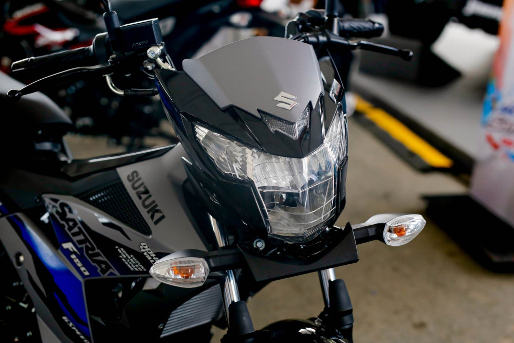 “Satria F150 luôn cho tôi cảm giác thật sự phấn khích. Với thiết kế thể thao mạnh mẽ và bảng màu mới đầy ấn tượng, chiếc xe này không đơn thuần đóng vai trò phương tiện di chuyển, mà còn thể hiện ‘màu sắc’ riêng của người sở hữu.” – Nhà sáng tạo nội