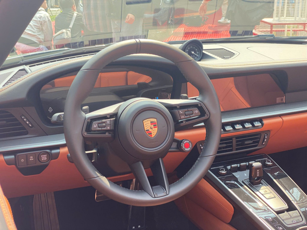 Bảng đồng hồ taplo nay được trang bị màn hình kỹ thuật số 12,6 inch, mô phỏng năm khoang hiển thị đặc trưng của dòng 911.