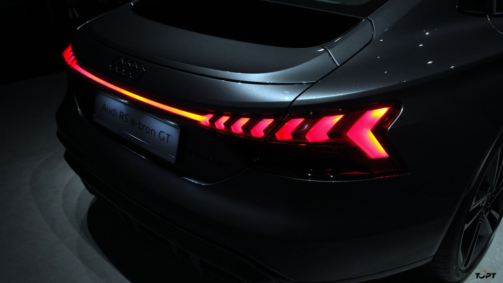 Mẫu xe thể thao chạy điện được trang bị tiêu chuẩn đèn pha full LED ma trận với đèn laser Audi. Ở phía sau, một dải LED được kéo dài ngang phần đuôi. Và tất nhiên, các cụm đèn đều có khả năng "chạy ngang" đặc trưng của Audi. Cổng sạc được đặt ở cả ha