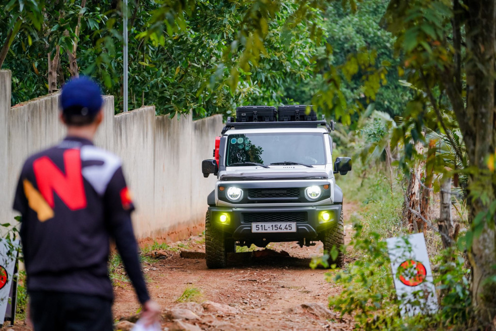 Các tay đua đặc biệt yêu thích khả năng vượt qua các địa hình  khắc nghiệt của Jimny, từ rừng nhiệt đới đến các cung đường mạo hiểm. Những sự kiện này không  chỉ là dịp để các chủ xe Jimny giao lưu, mà còn là cơ hội để chia sẻ kinh nghiệm và khám phá