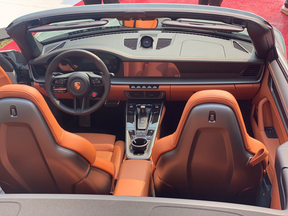 Porsche cũng đã loại bỏ phím xoay khởi động truyền thống, thay thế bằng nút bấm hiện đại hơn.