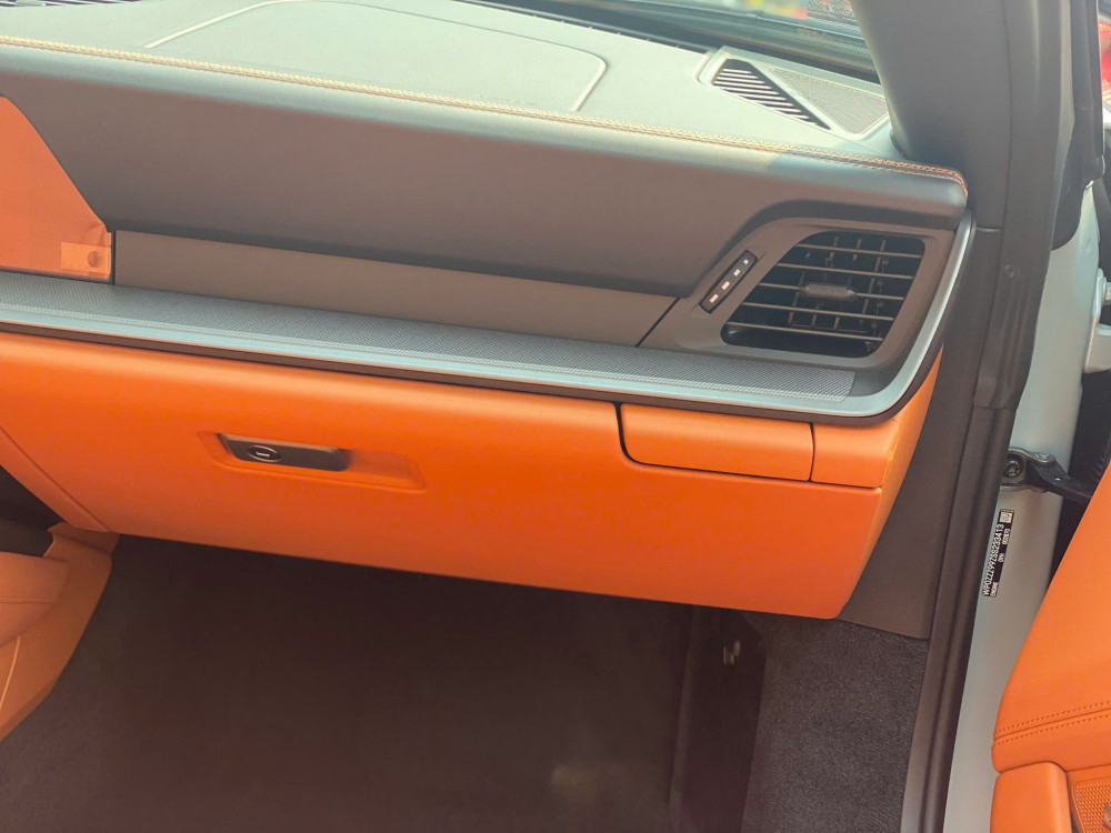 Xe vẫn sử dụng chất liệu cao cấp với đường nét hoàn thiện sắc sảo, nghệ thuật cao