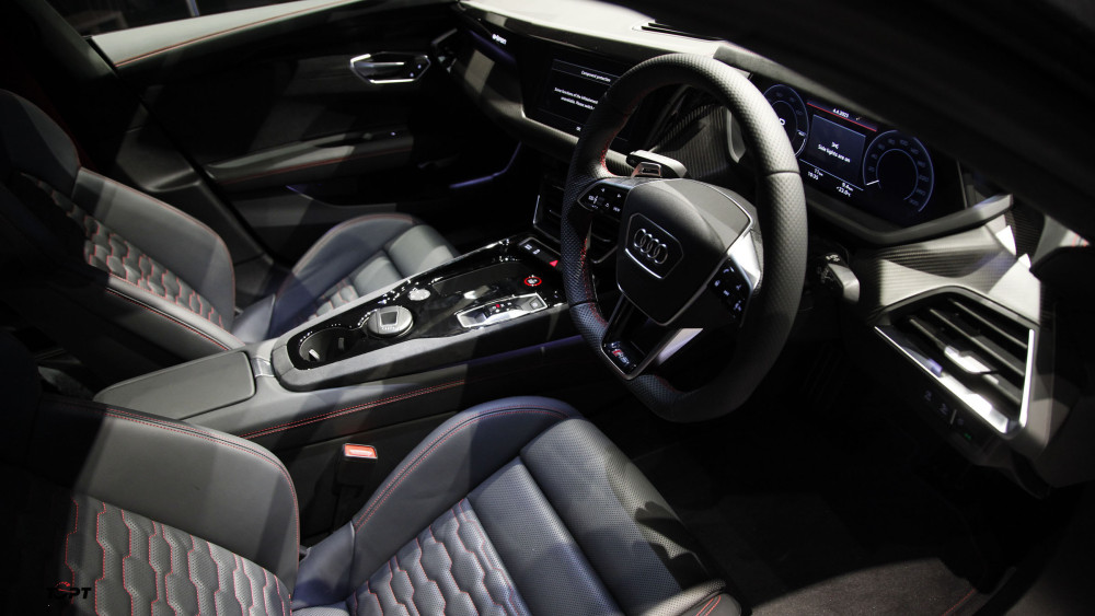 Ngoại thất phiên bản RS đặc biệt hơn một chút với mặt ca-lăng đồng màu thân xe và cùm phanh màu đỏ. Mâm tùy chọn kích thước 20 inch hoặc 21 inch, còn xe trưng bày tại sự kiện House of Progressive trang bị mâm 21 inch.