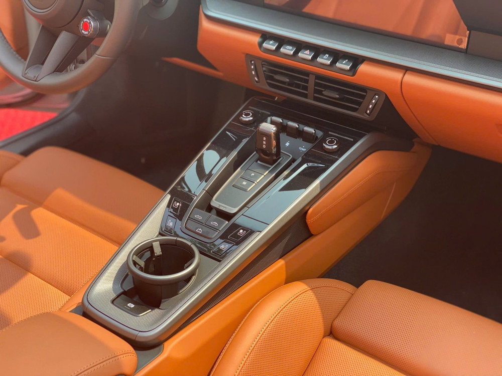 Về ghế ngồi, khách hàng có thể lựa chọn giữa ba loại: Sport, Sport Plus chỉnh điện 14 hướng hoặc Adaptive Sports Plus chỉnh điện 18 hướng, với nhiều chất liệu da và màu sắc khác nhau.