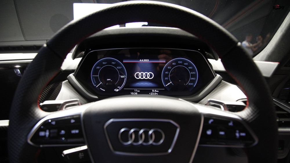 Xe trang bị nhiều công nghệ tiên tiến như hỗ trợ tầm nhìn ban đêm, cảnh báo va chạm, tùy chọn chế độ lái, cảnh báo chệch làn đường, hỗ trợ đỗ xe hiển thị hình ảnh môi trường xung quanh xe... Tính năng giả lập âm thanh gồm hai bộ điều khiển âm thanh v